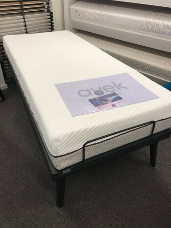 Avek Stiel vlak spiraal 90x200 met hoge poten showroommodel